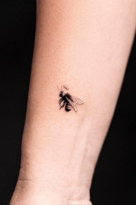 3d Bee Tattoo, Bee Couple Tattoo, Honeybee Tattoo Ideas, Bee Tattoo Behind Ear, Flying Bee Tattoo, Tiny Bee Tattoo Simple, Honey Bee Tattoo Simple, Realistic Bee Tattoo, Bee Tatoos Ideas