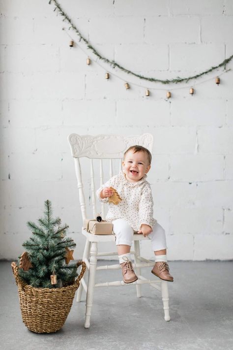 Minimalist Christmas Family Photoshoot, Christmas Mini Sessions Indoor Family, Minimalist Christmas Photography, Christmas Studio Photography Setup White, White Background Christmas Pictures, Christmas Mini Session Indoor, Simple Christmas Minis Indoor, Minimal Christmas Studio Photos, Scandinavian Christmas Photoshoot