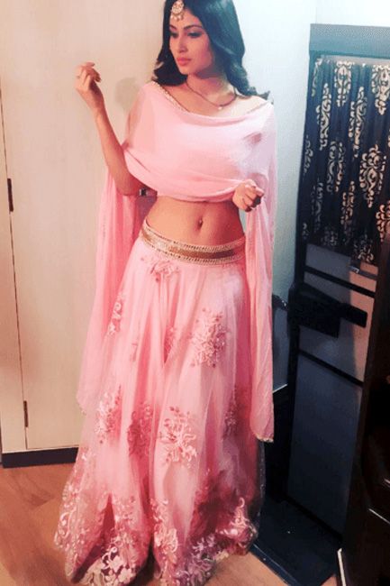 Mouni Roy flaunts her toned body in this picture Mouni Roy Naagin, Mouni Roy Dresses, Moni Roy, Gulshan Kumar, Colors Tv, Mouni Roy, Pink Lehenga, Ghagra Choli, Akshay Kumar