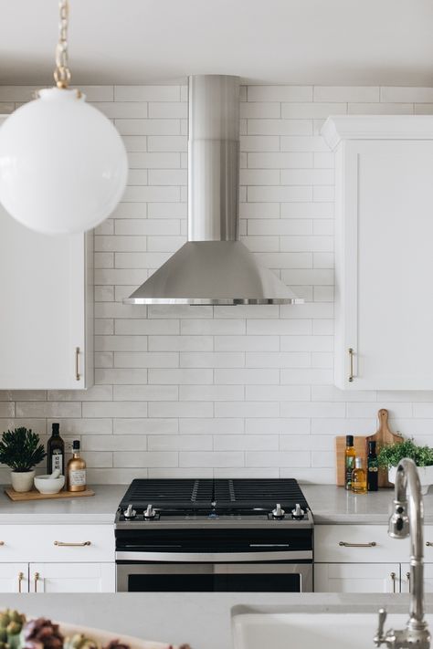 Kitchen Backsplash White Subway with Whisper Grey Grout The designer always use Whisper Grey grout to give some contrast to the white subway tile This is a very good trick #kitchen #backsplash #tilegrout #tile #grout #whitesubwaytile #subwaytile #backsplashgrout Townhouse Interior Design Ideas, Grout Kitchen Backsplash, Benjamin Moore Aegean Teal, White Tiles Grey Grout, Grey Subway Tile Kitchen, Backsplash Ideas Kitchen, White Subway Tiles Kitchen Backsplash, White Subway Tile Kitchen, Gray Grout