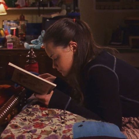 rory gilmore reading Rory Motivation, Vibe People, Rory Gilmore Reading, Gilmore Girl, Lorelai Gilmore, I Love Cinema, Academic Motivation, Stars Hollow, Junior Year