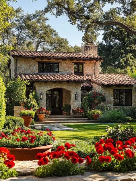 Spanish Style Architecture, Spanish Home, Mansion Exterior, Magic House, Casas Coloniales, Spanish Style Homes, Village House Design, Spanish House, Mediterranean Homes