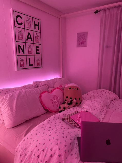 Bedroom Ideas For Small Rooms Pink, Cute Room Decor Aesthetic, Pink Room Aesthetic, Room Aesthetic Ideas, Baddie Room, Girly Room Decor, Room Organization Bedroom, Luxury Room Bedroom, Classy Bedroom