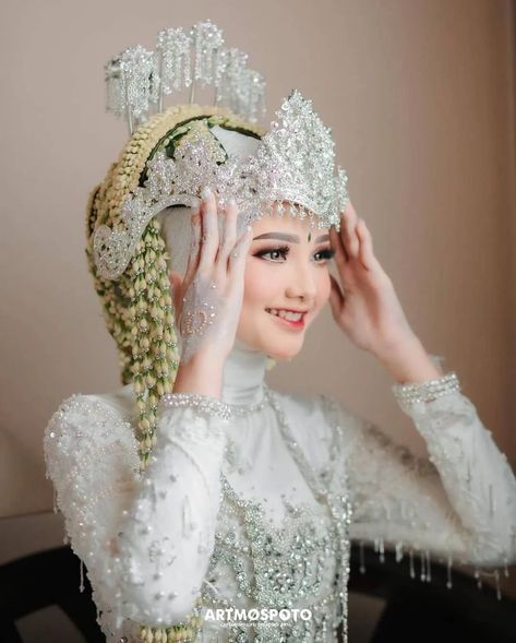 Wedding Akad, White Wedding Henna, Akad Dress Hijab Sunda, Akad Dress Hijab Jawa, Baju Akad Nikah Muslim Syari, Pose Pengantin, Adat Betawi Wedding Hijab, Muslim Wedding Photos, Pernikahan Adat Jawa Hijab