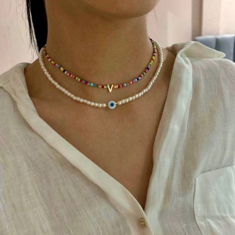 Fashion necklaces Collares divinos son la combinación perfecta 🤗🥰 perlas y chaquiras 📿 Handmade Bead Jewellery, Beaded Necklace Diy, Diy Bracelet Designs, Jewelry Accessories Ideas, Summer Bracelets, Diy Rings, Bead Work Jewelry, Bead Jewellery, Handmade Beads