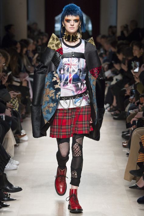 http://www.vogue.com/fashion-shows/fall-2017-ready-to-wear/junya-watanabe/slideshow/collection Punk Fashion Runway, Punk Looks, Estilo Punk, Punk Outfits, Eclectic Fashion, Punk Grunge, Junya Watanabe, Fashion Images, Punk Style