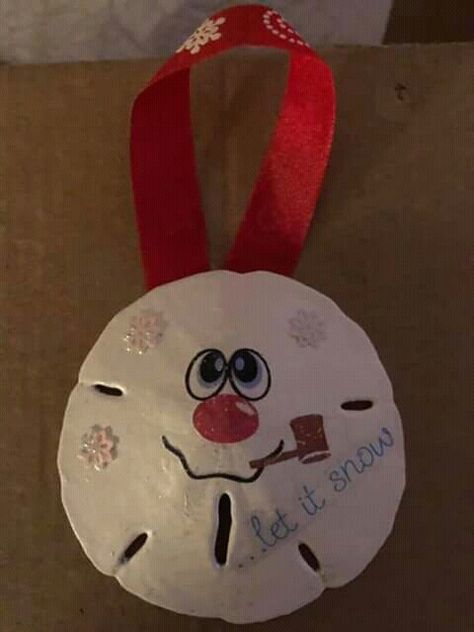 Seashell Christmas Ornaments Diy, Sanddollar Crafts Diy Ideas, Sanddollar Ornaments Diy, Sanddollar Crafts, Sand Dollar Christmas Ornaments Diy, Sand Dollar Snowman, Sanddollar Painting Ideas, Painting Sand Dollars Ideas, Sea Shell Snowman Ornaments