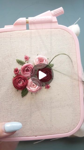 Pink Rose Embroidery, Simple Free Embroidery Patterns, Rose Bouquet Embroidery, Embroidered Rose Simple, Embroidery Rose Flower, Embroidery Rose Stitch, Embroidered Roses Tutorial, Embroidery Roses Pattern, Hand Embroidery Roses Tutorials