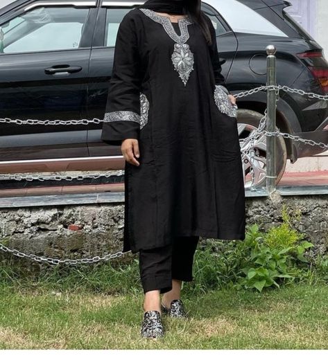 Kashmiri Winter Suits Design For Women, Pheran Designs Kashmiri Women, Pheran Style Suit, Tilla Work Kashmiri Pheran, Pheran Kashmiri Dress Design, Tilla Designs Kashmiri, Kashmiri Pheran Designs, Pathani Suit Women, Pheran Kashmiri Dress