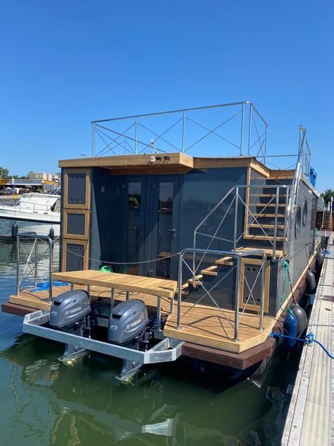 Campi 400 Houseboat: buy used powerboat - buy and sale Small Houseboats For Sale, Pontoon Houseboats For Sale, Tiny House Boat, Houseboat Decor, Small Houseboats, Trailerable Houseboats, House Yacht, Boathouse Design, Pontoon Houseboat