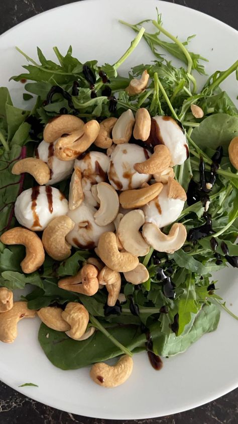 Summer Salad Ideas, Cashew Mozzarella, Balsamic Salad, Sports Food, True Food, Food Gallery, Salad Ideas, Healthy Food Dishes, Healthy Homemade Recipes