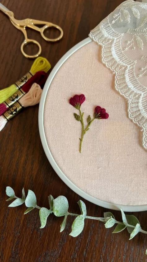 Cute Embroidery Flowers, Embroidered Ideas, Crab Design, Cloth Embroidery, Basic Hand Embroidery Stitches, Clothes Embroidery Diy, Simple Hand Embroidery Patterns, Embroidery Tips, Ribbon Embroidery Tutorial