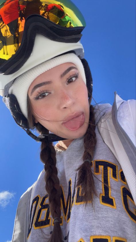 Skiing Photos Instagram, Ski Hairstyles Short Hair, Skiing Makeup, Cute Snow Pictures, Winter Photo Dump, Snow Instagram Pictures, Snow Selfies, Ski Trip Pictures, Ski Photo Ideas