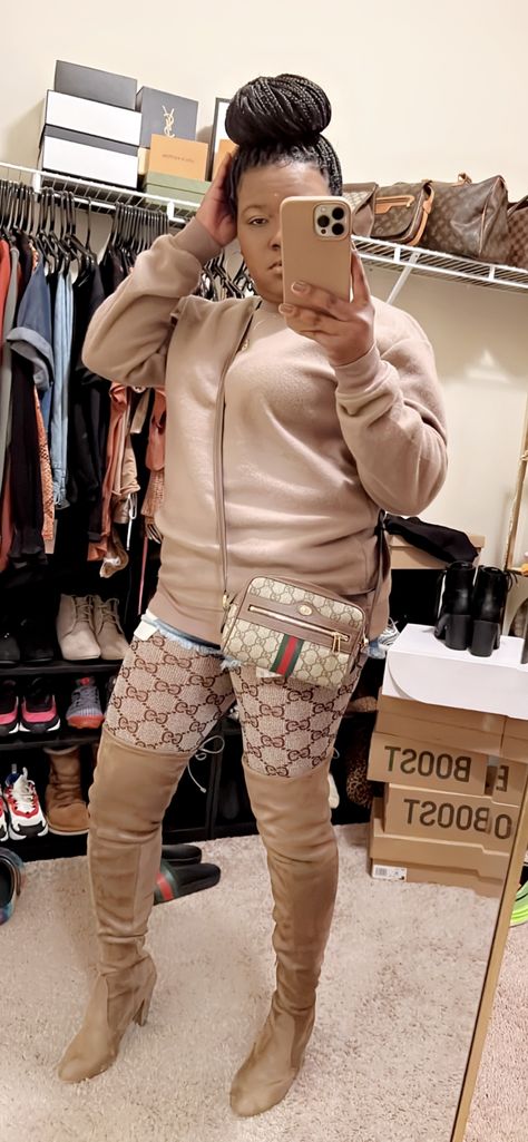 Pairing a pair of Gucci leggings and crossbody added a taste of luxury to this outfit. Gucci Leggings Outfit, Gucci Leggings, Plus Size Fall Outfits Casual, Plus Size Fall Outfit, Baddie Fits, Plus Size Fall, Gucci Crossbody, Gucci Outfits, Leggings Outfit