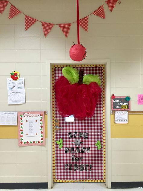 Apple classroom door Fall Apple Door Decorations Classroom, Apple Bulliten Board, Apple Theme Classroom Door, Apple Door Decorations Classroom, Kindergarten Classroom Layout, Apple Theme Classroom, Apple Bulletin Boards, Apple Classroom, School Door Decorations