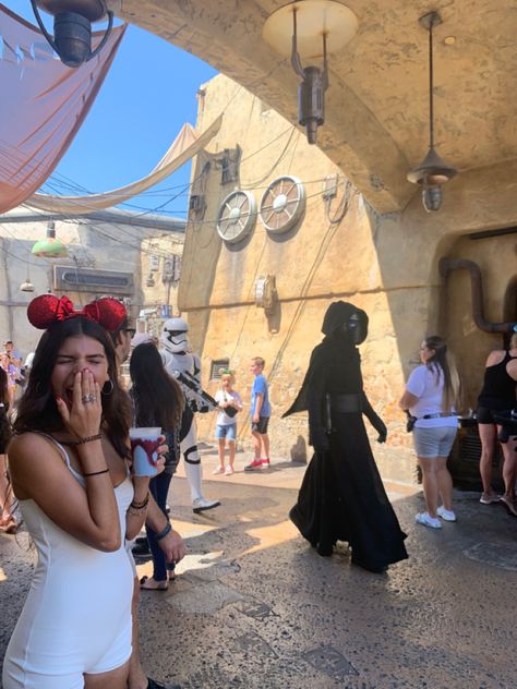 Disney Poses Hollywood Studios, Disneyland Photo Ideas Instagram, Disney Pics Ideas, Disneyland Picture Ideas Instagram, Aesthetic Disneyland Pictures, Disney Pic Ideas, Disneyland Aesthetic Pictures, Disney Inspo Pics, Disneyland Instagram Pictures