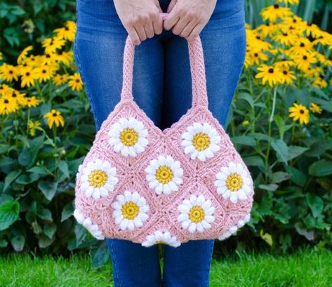 Adorable crochet purse. The Daisy Mae Crochet Bag CAL #crochetpurse #crochetbag #crochetalong #CAL Crochet Daisy Bag, Daisy Afghan, Crochet Hook Sizes Chart, Crochet Conversion Chart, Bag Free Pattern, Daisy Crochet, Daisy Bags, Braided Bag, Crochet Collection