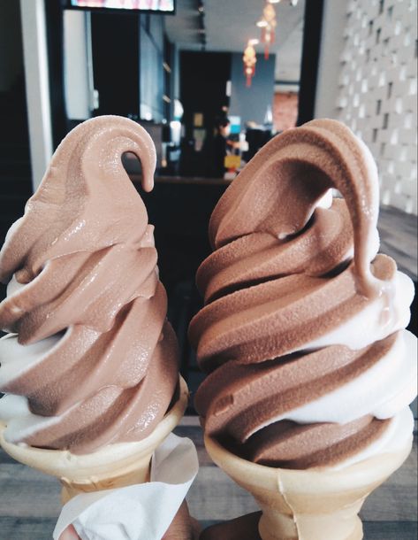 Soft Serve Ice Cream Aesthetic, Chocolate Soft Serve, Lauren Core, Aesthetic Drinks, Types Of Desserts, Yummy Ice Cream, Pretty Dessert, Soft Serve Ice Cream, Cream Aesthetic