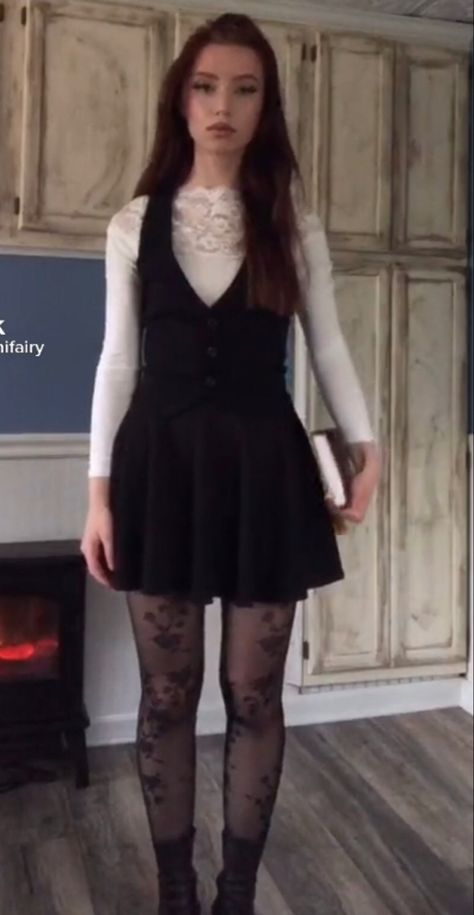 Alternative Preppy Outfits, Goth Preppy Outfit, Feminine Alt Outfits, Ageminifairy Outfits, Elegant Grunge Outfits, Grunge Formal Outfit, Preppy Goth Outfits, Preppy Grunge Outfits, The Craft Outfits