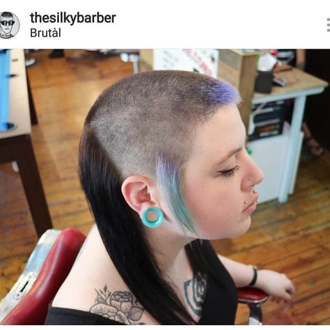 young woman with mullet / skullet haircut / buzzcut girl with long hair in the back Skullet Haircut, Chelsea Haircut, Extreme Haircut, Getting My Hair Done, Half Shaved Head, Buzzcut Girl, Chelsea Cut, Extreme Hairstyles, Shaved Designs