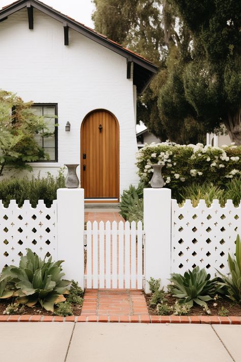 60+ Beautiful Garden Fence Ideas for Adding Privacy 4 Ft Front Yard Fence, Front Porch Fence Ideas, Fence Backyard Ideas, Modern Picket Fence, Front Yard Privacy Landscaping, Front Yard Fence Ideas, Barbie Garden, Outdoor Cottage, House Entry