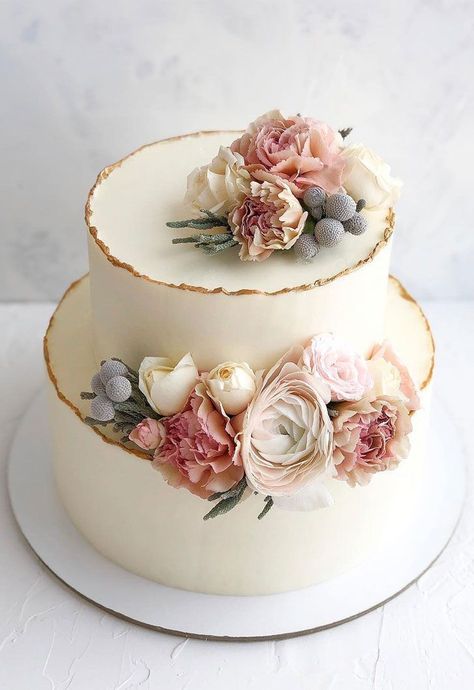 A delicious cake is the sweetest ending to a perfect wedding celebration. If you're looking for wedding cake inspiration, browsing through wedding cake pictures is the best way to get inspiration for a sweet confection for your own big day. Tort Special, Seminaked Wedding Cake, Turtle Wedding, Tårta Design, Vintage Pasta, Spring Wedding Cake, Pretty Wedding Cakes, Wedding Cake Pictures, Torte Cupcake