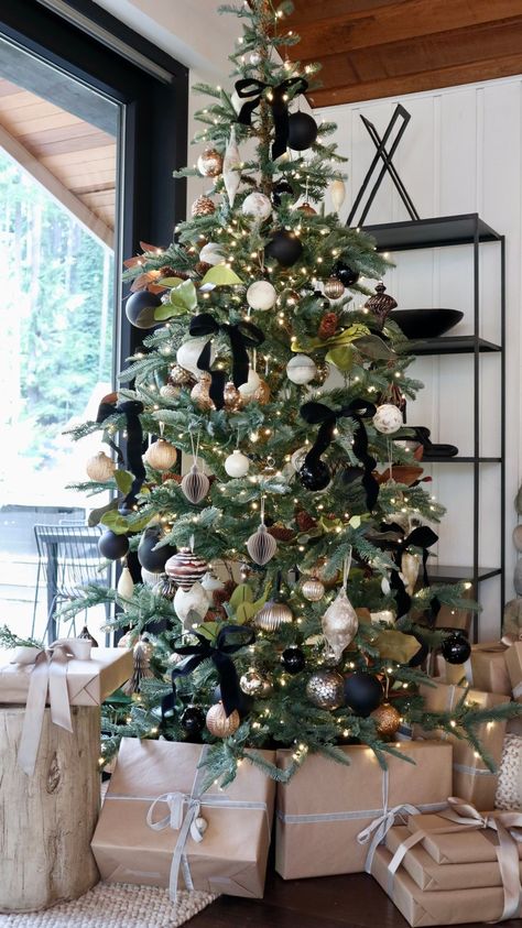 my tips for creating a designer Christmas tree Christmas Tree With Garland, Easy Garland, Garland Wreath, Neutral Christmas Decor, Neutral Christmas, Elegant Christmas Trees, Viborg, Minimal Christmas, Christmas Tree Inspiration