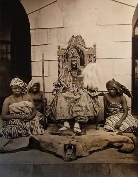 HARCTIVE ROYAL: Alaafin of Oyo: Oba Siyanbola Ladigbolu I Yoruba History, Nigerian Aesthetic, Vintage Nigeria, Mali Empire, African Kings, Vintage Africa, Throwback Photos, Dad Pictures, African Arts