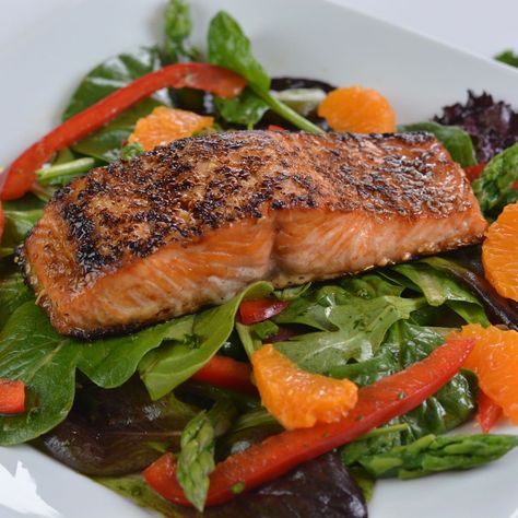 Healthy Sesame Salmon on Greens is a spring main course salad that is easily made gluten free. Switch out the soy sauce and you're cooking! Gluten Free Fruit Pizza, Main Course Salad, Sesame Salmon, Asparagus Seasoning, Vegetarian Main Course, Gluten Free Waffles, Gluten Free Soy Sauce, Breakfast Hash, Gluten Free Menu