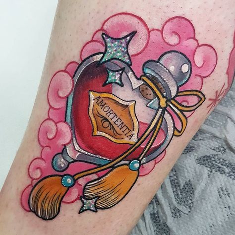 Potion bottle tattoo designs are little magical accents that we can't help but love. Here are a few of our favorite potion bottle tattoos by female artists. Heart Bottle Tattoo, Potion Bottle Tattoo, Perfume Bottle Tattoo, Heart Bottle, Bottle Tattoo, Kawaii Tattoo, Harry Potter Tattoos, Tatuaje A Color, New School Tattoo