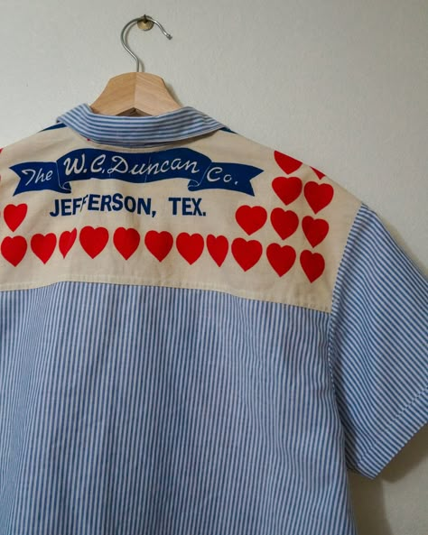 A ❤️❤️❤️ sweet ❤️❤️❤️ heart ❤️❤️❤️ sugar sack custom camp shirt just finished up- paired with a vintage pin stripe cotton button down! My favorite part is the back tbh!! (commissions are closed at the moment) Vintage Camp Shirt, Patch Work Shirt, Design Shirt Ideas, Hoodie Shoot, Heart Shirt Design, Mending Jeans, Patchwork Tshirt, Upcycling Shirts, College Prints