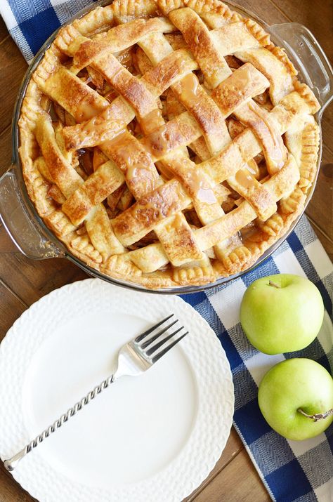 Paula Deen's classic Apple Pie with a buttery homemade lattice top crust and brown sugar apples. Paula Deen Apple Pie, Best Apple Pie, Diy Easy Recipes, Classic Apple Pie, Easy Apple Pie, Paula Deen Recipes, Apple Pie Recipe, Homemade Apple Pies, Butter Pie