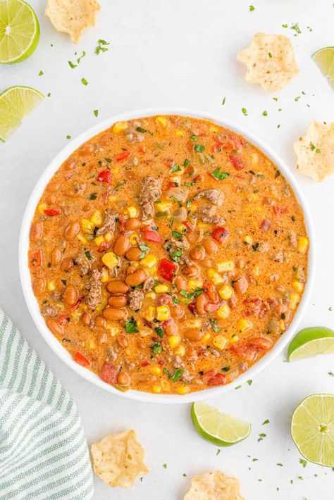 Everything you love about chili is in this creamy queso chili, with the added excitement of a velvety cheese sauce. You may never go back to your normal chili recipe! Queso Chilli Soup, Quest Chili Recipe, Chili With Velveeta Cheese, Queso Chili Soup, Ground Beef Queso Chili, Queso Chili Crockpot, Queso Chili Recipe, Creamy Beef Chili, Non Traditional Chili Recipe