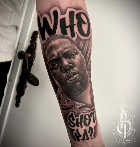 Ben Proost TATTOO on Instagram: "BIGGIE SMALLS - WHO SHOT YA? 🎵🎤#thenotoriousbig #biggie #biggiesmalls #hiphop #oldschoolhiphop #hiphoptattoo #biggieportrait #raptattoo #portraittattoo #portrait #realistictattoo #lettering #letteringtatttoo #ripbiggie #whoshotya #blackandgreyportrait #armtattoo #innerarmtattoo #tattooideas @balmtattoo_benelux @tattoolandsupplies" Biggie Tattoo Ideas, Biggie Smalls Tattoo Ideas, Biggie Tattoo, Notorious Big Tattoo, Biggie Smalls Tattoo, Hiphop Tattoo, Rap Tattoo, Hip Hop Tattoo, Tupac And Biggie