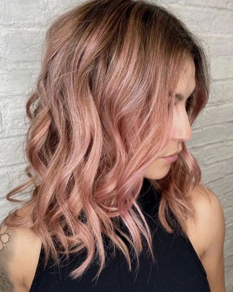 Light Rose Gold Lob with Brown Roots Rose Gold Pixie Hair, Rose Gold Hair Balayage, Hair Color Ideas For 2023, Rose Gold Hair Ombre, Rose Gold Hair Color Ideas, Rose Gold Hair Brunette, Gold Hair Color Ideas, Blond Rose, Rose Gold Blonde