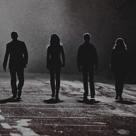 Vigilante Group Aesthetic, Group Of Assassins, Dystopian Main Character Aesthetic, Dark Character Inspiration, 4 Aesthetic Friends, Dystopian Couple Aesthetic, Ya Dystopian Aesthetic, Dystopian Boy Aesthetic, Fantasy Friends Aesthetic