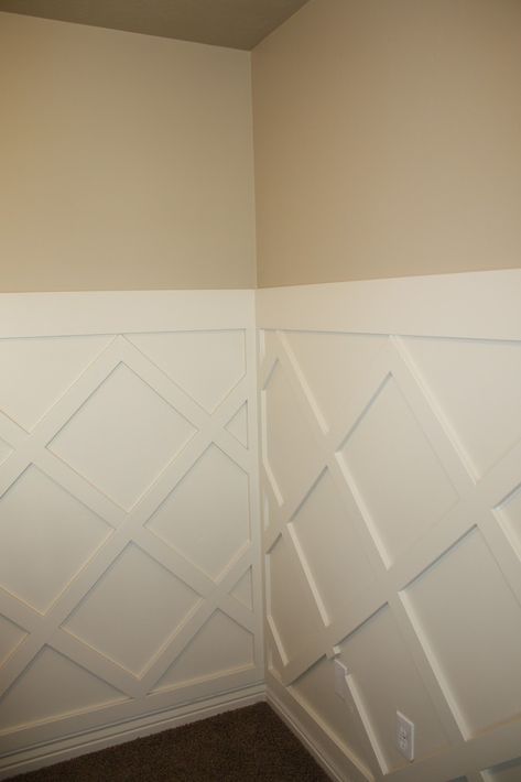 Remodelaholic | Beautiful Trellis Walls Trellis Wall, Dining Room Accent Wall, Lattice Wall, Trellis Ideas, Diy Wainscoting, Accent Wall Designs, Room Accent Wall, Wall Trim, Wood Finishes