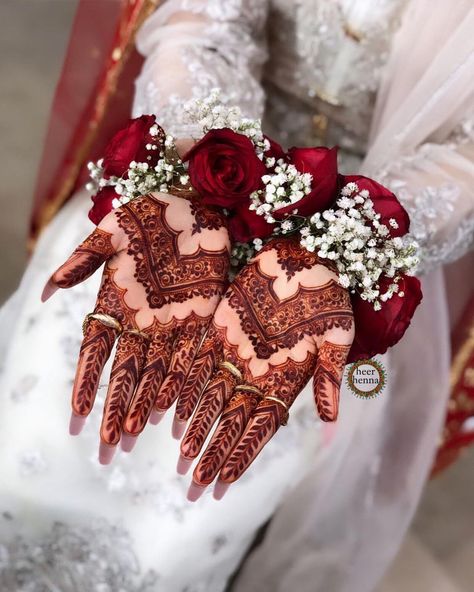 Gajra For Bride, Mehendi Design For Wedding, Hand Gajra For Bride, Hand Gajra, Simple Mehendi Design, Nikkah Bride, Simple Mehendi, Eid Fashion, Eid Mehndi