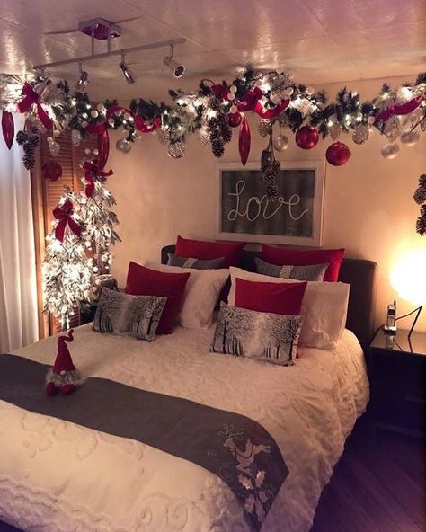 Farmhouse Christmas Decor Bedroom, Christmas Room Inspiration, Christmas Bedrooms, Holiday Bedroom Decor, Holiday Room Decor, Holiday Bedroom, Holiday Room, Christmas Decor Inspiration, Christmas Bedding