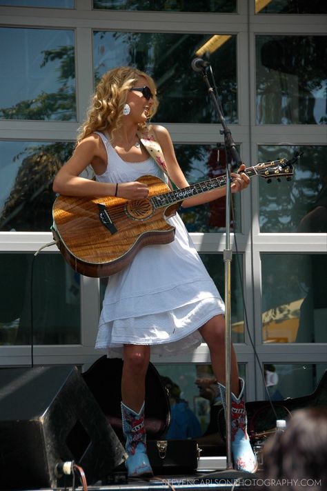 Taylor Swift Debut Dress, Country Taylor Swift Outfits, Taylor Swift Curls, Debut Taylor Swift, Taylor Swift Country, Debut Era, Debut Taylor, Taylor Swift Debut Album, Eras Outfit