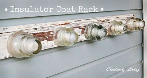 A coat rack made from distressed wood, combined lovingly with glass insulators... Insulators Repurposed, Insulator Crafts, Insulator Ideas, Upcycled Candle Holders, Electric Insulators, Antique Ideas, Repurposed Projects, Copper Lampshade, Insulator Lights