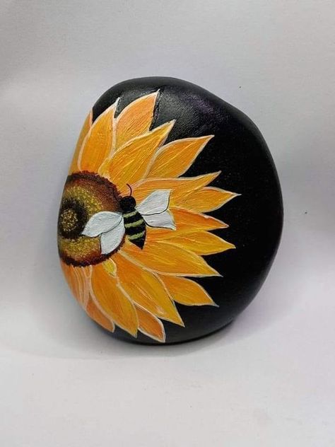 Little Rocks Honey Bee Painting, Rock Painting Flowers, Stone Paint, Rock Flowers, Bee Painting, Painted Rocks Kids, Painted Rocks Diy, Rock Painting Ideas Easy, Rock Painting Patterns