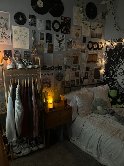 Metaphysical Bedroom Ideas, Bedroom Ideas For Nerds, Large Bedroom Setup, College Dorm Room Dark Academia, Dark Indie Room, Siena Core, Artist Bedroom Aesthetic, Retro Aesthetic Room, Mail Inspiration