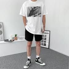 Streetwear Men Outfits Converse, Outfit Pria Simple, Converse And Shorts Outfit, Fashion Outfits 70s, 70s Mens Outfits, Vans Outfit Summer, Zombie Apocalypse Outfits, Mens Beach Outfits, Outfit Ideas Summer Casual