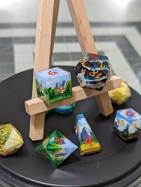 Diy Dnd Dice, Dice Display Ideas, Dnd Dice Drawing, Dnd Dice Roller, Dnd Dice Potion, Resin Dice Ideas, Cool Dice, Dungeons And Dragons Aesthetic Dice, Cute Dnd Dice