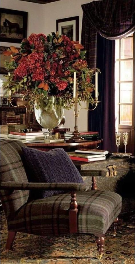 Ralph Lauren Home Living Room, Ralph Lauren Interiors, English Country Decor, Chic Autumn, English Decor, A Living Room, Ralph Lauren Home, Autumn Inspiration, Traditional House