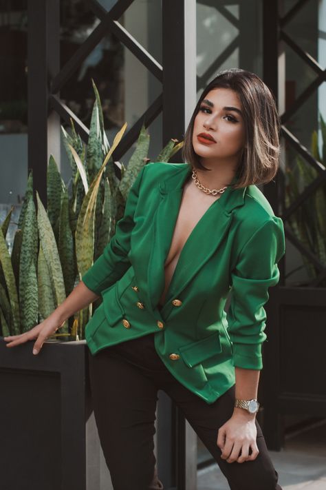 Look com blazer verde Blazer Verde, Outfits Casuales, One Design, Red Leather Jacket, Red Leather, Women's Blazer, Sleeve Blouse, Long Sleeve Blouse, Leather Jacket