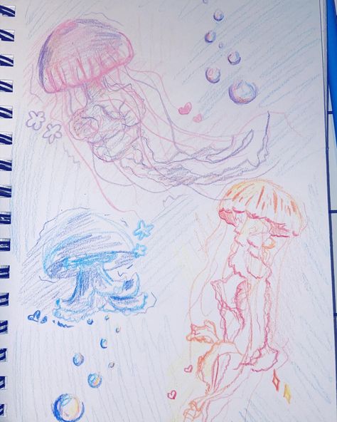 Aquatic jellyfish colored pencil drawings Jellyfish Art Reference, Magical Jellyfish Drawing, Easy Bubble Drawing, Color Pencil Bubbles, Jelly Fish Color Pencil Drawing, Jellyfish Aesthetic Drawing, Jellyfish Pen Drawing, Jelly Fish Drawing Aesthetic, Jellyfish Drawing Colored Pencil