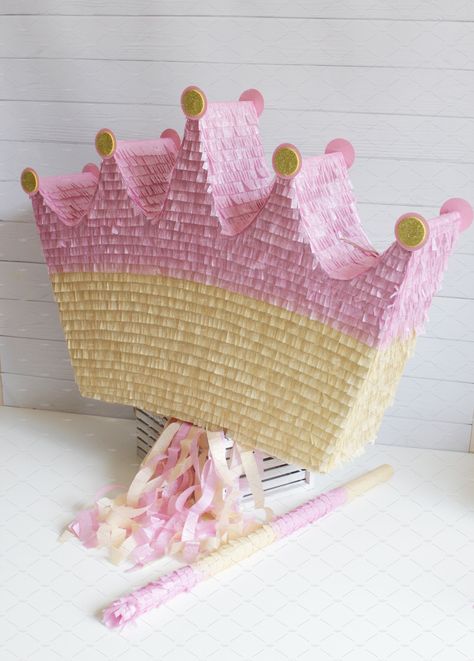 Princess Pinata Diy, Disney Princess Piñata, Disney Princess Birthday Decorations, Disney Princess Pinata, Queen Birthday Party Ideas, Baby Princess Birthday Party, Crown Pinata, Aurora Birthday Party, Princess Theme Party Decorations