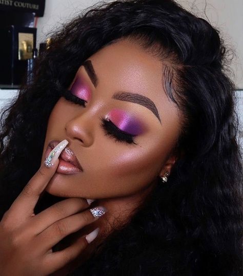 Pink Eye Shadow Looks, Eye Makeup 2023, Eye Glitter Makeup, Pink Eye Shadow, Colored Lipstick, Brown Girl Makeup, Mata Kali, Smokey Eyes Makeup, Eyeshadow Black